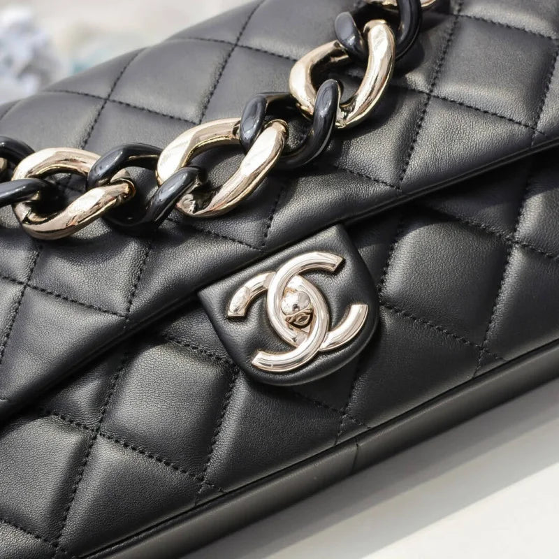 Flap Bag With Large Bi-Color Chain O25782