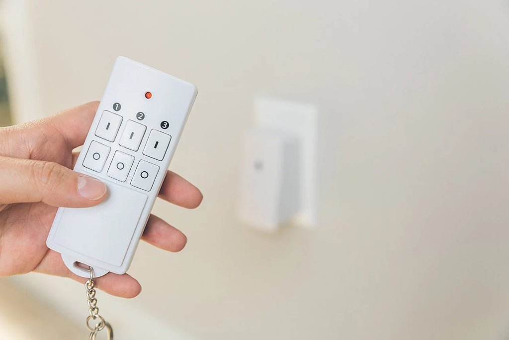 White Indoor Wireless Remote Control with 3 Outlets I553