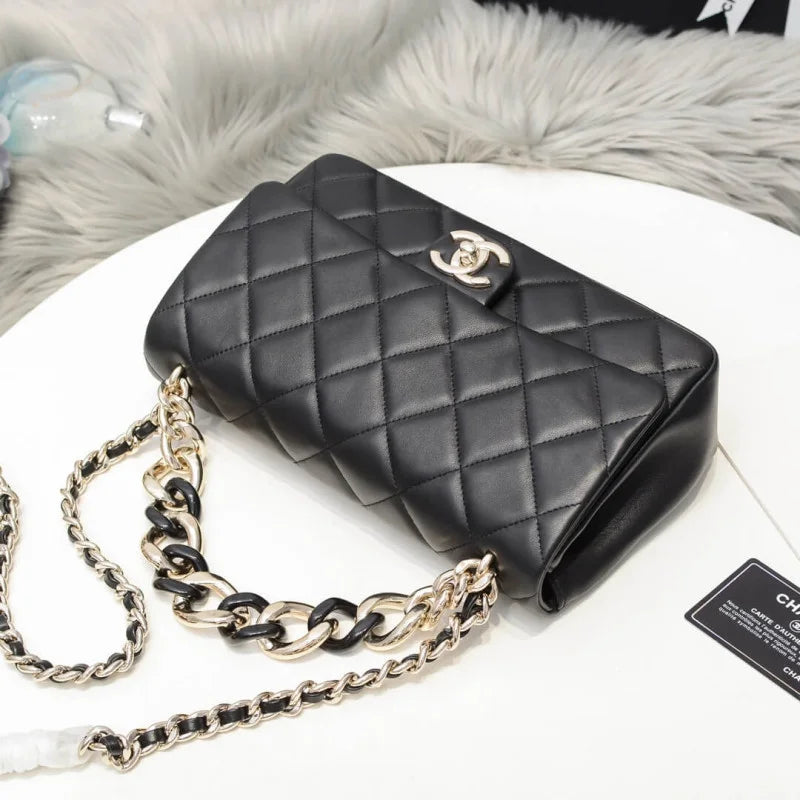 Flap Bag With Large Bi-Color Chain O25782