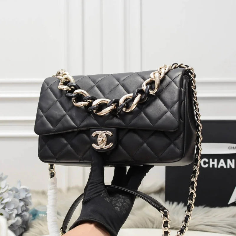 Flap Bag With Large Bi-Color Chain O25782