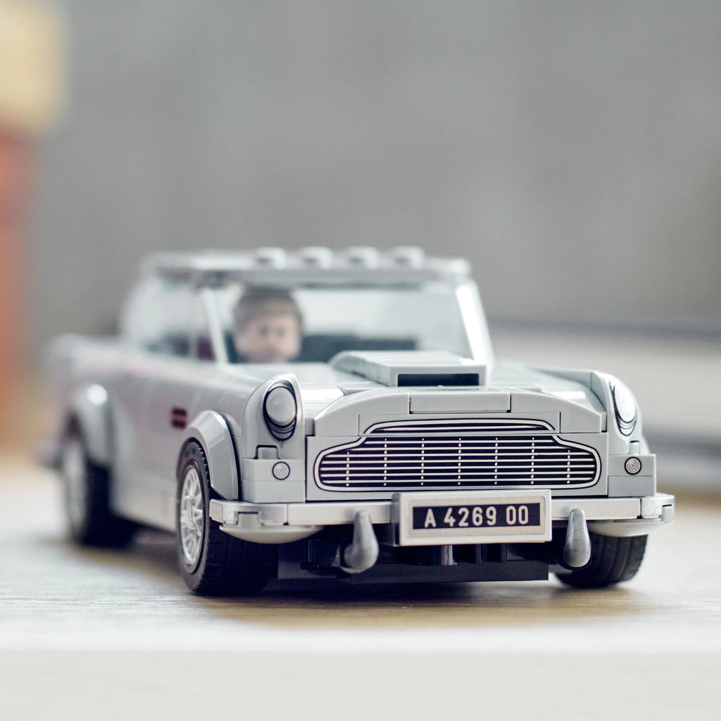Building Toy Set with Car Model and Minifigure Z243