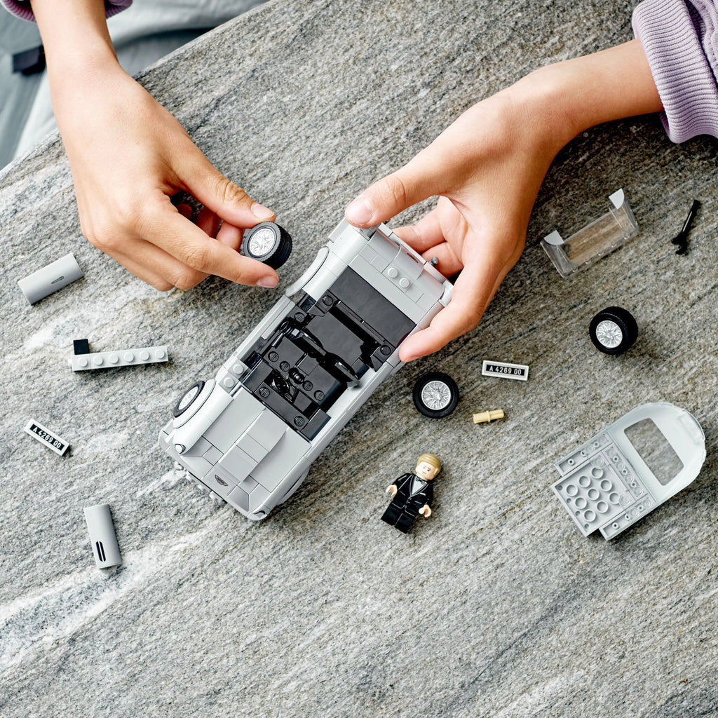 Building Toy Set with Car Model and Minifigure Z243